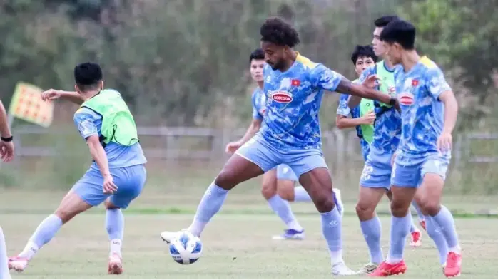 Đội tuyển Việt Nam tập buổi đầu tại Lào